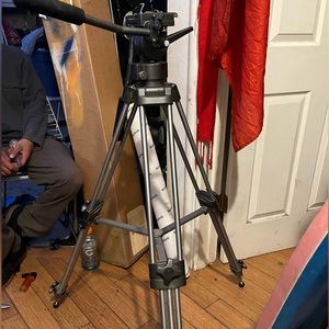 Ravelli tripod stand premium 67”-70” adjust aluminum and plastic